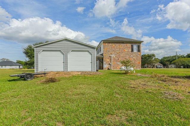 view of front of home featuring a front yard and a garage