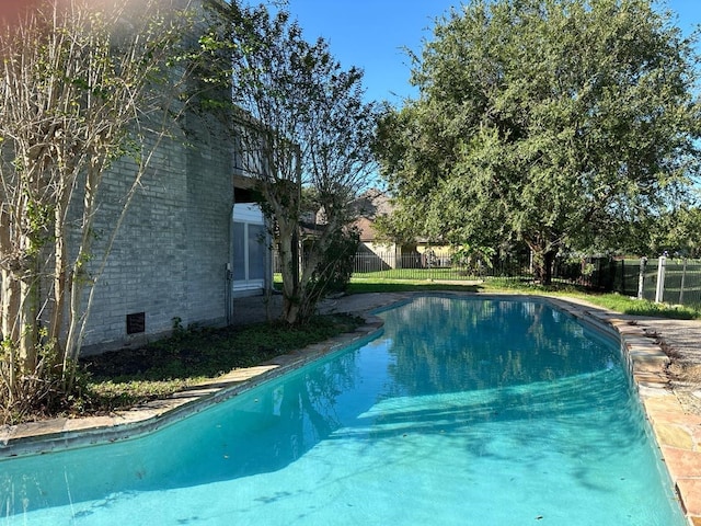 view of swimming pool