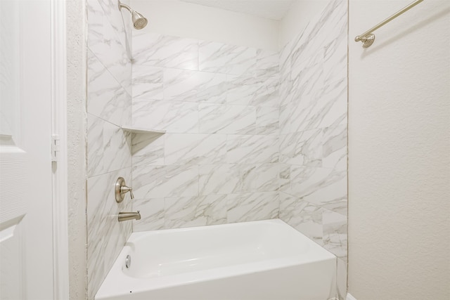 bathroom with tiled shower / bath