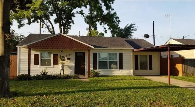 single story home featuring a front yard