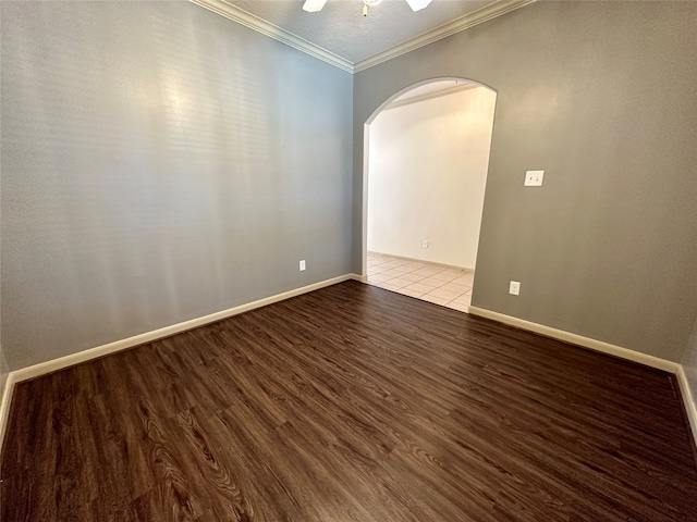 empty room featuring light hardwood / wood-style floors, crown molding, and ceiling fan