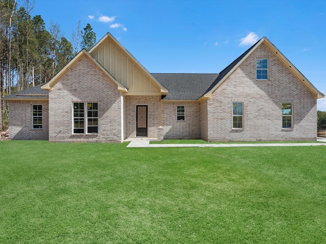 view of front of property featuring a front lawn