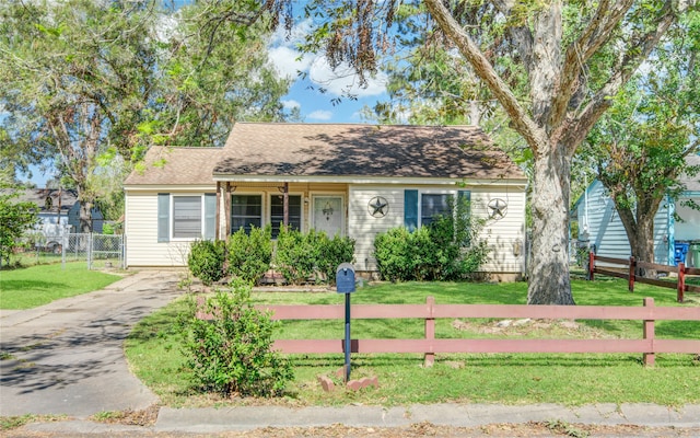 view of front of property with a front yard