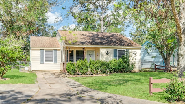 view of front of property featuring a front yard