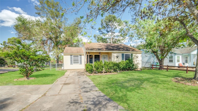 view of front of property featuring a front lawn