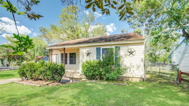 bungalow-style home featuring a front lawn