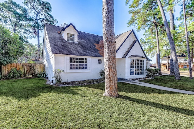 view of front of home featuring a front yard