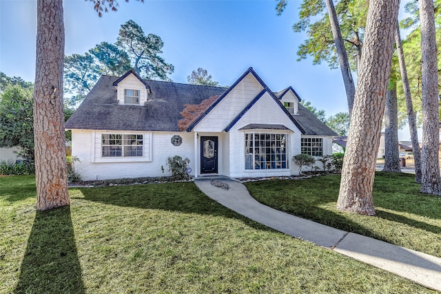 view of front facade with a front yard