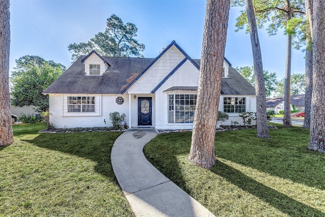 view of front facade with a front yard