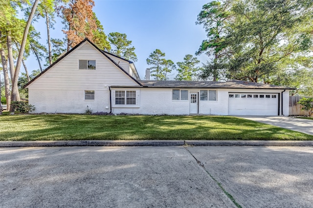 view of front facade featuring a front yard and a garage