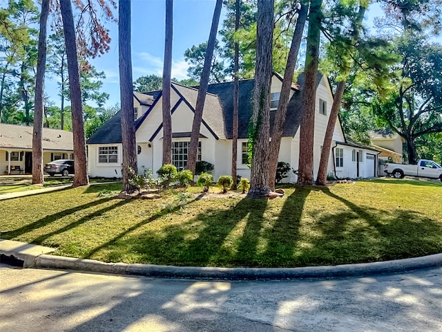 view of front facade featuring a front yard