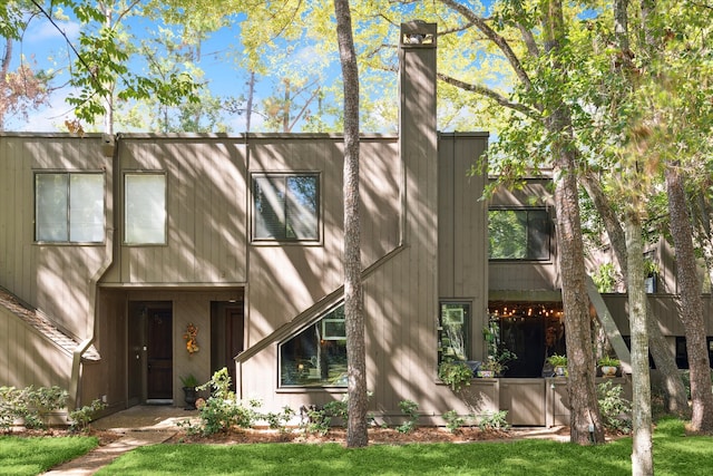 view of front of house featuring a front lawn