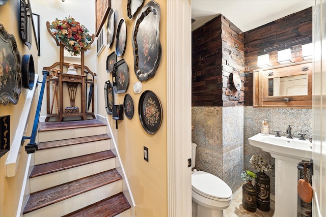 bathroom with toilet and decorative backsplash