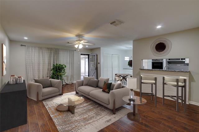 living room featuring visible vents, recessed lighting, baseboards, and wood finished floors