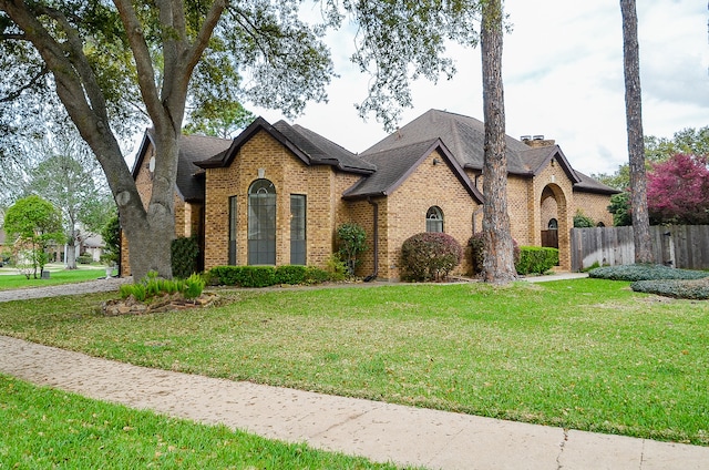 view of front facade with a front lawn