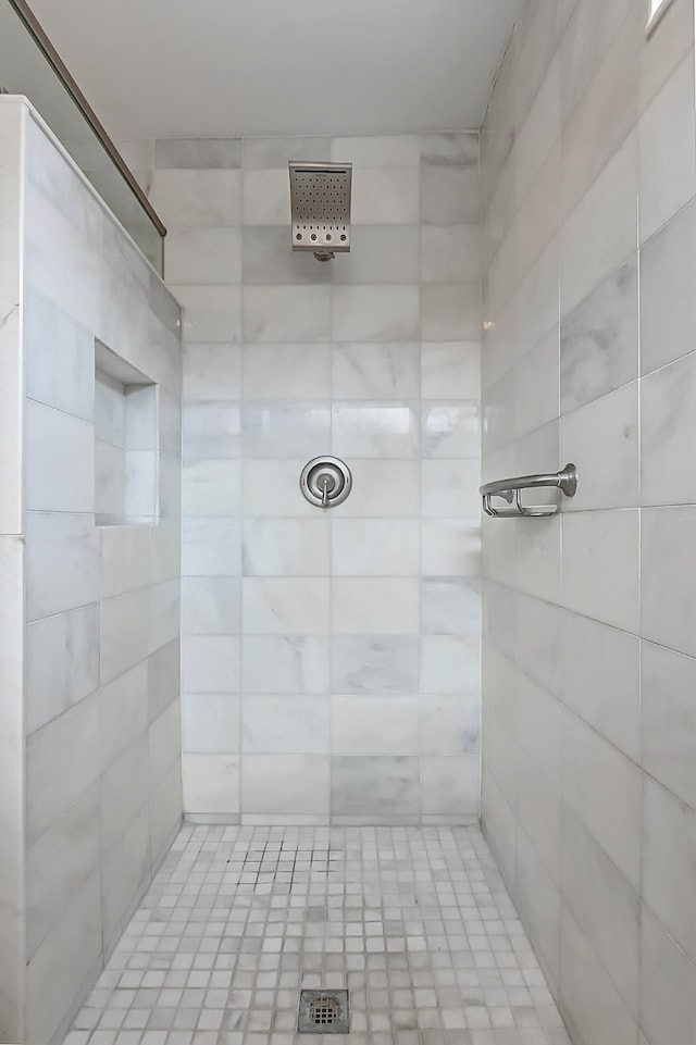 bathroom featuring tiled shower