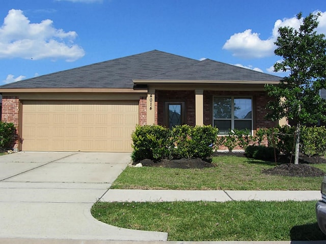 view of front of house featuring a front lawn and a garage