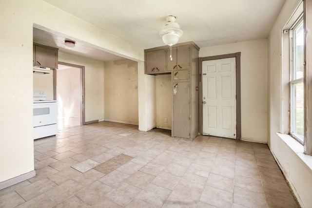 empty room featuring ceiling fan and a wealth of natural light