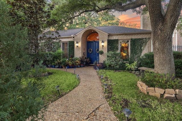 view of front of house featuring a yard