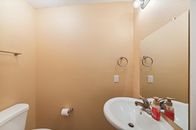 bathroom featuring toilet and sink