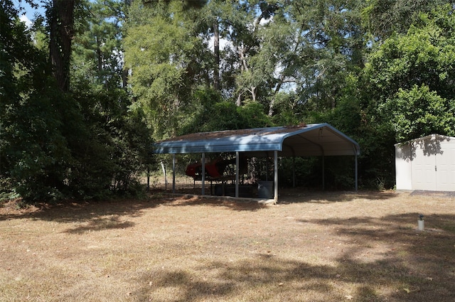 view of yard featuring a shed and a carport