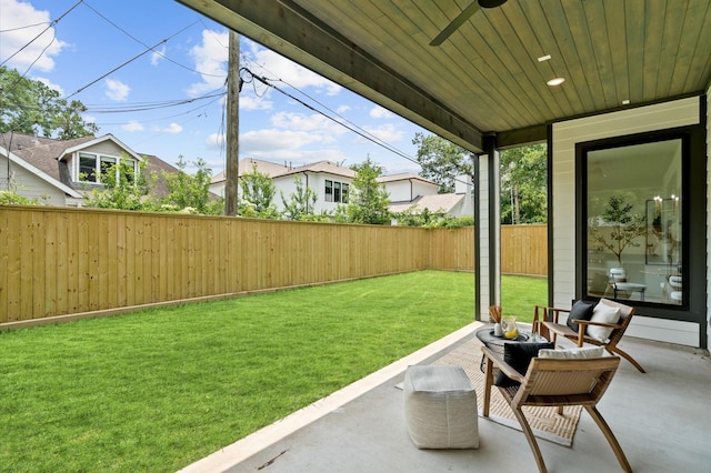 sunroom with ceiling fan