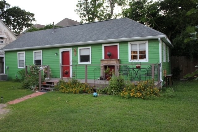 view of front facade featuring a front yard