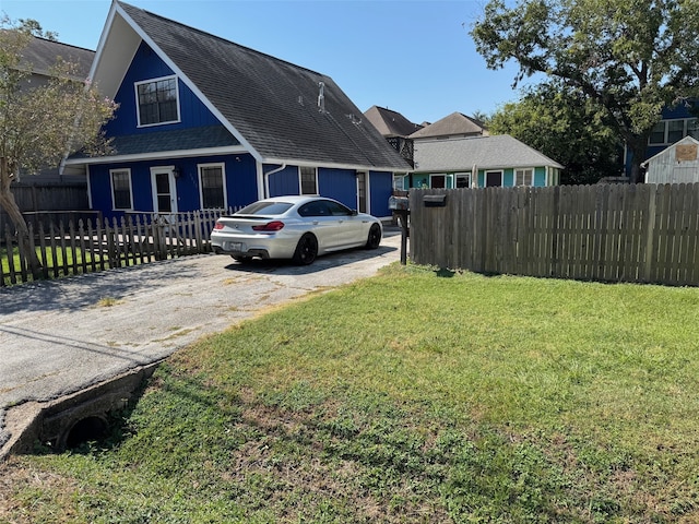 view of front facade featuring a front yard