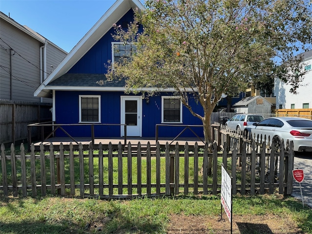 view of front of property featuring a front yard and a storage unit