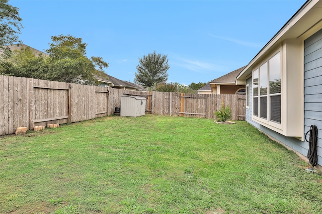 view of yard featuring a storage shed