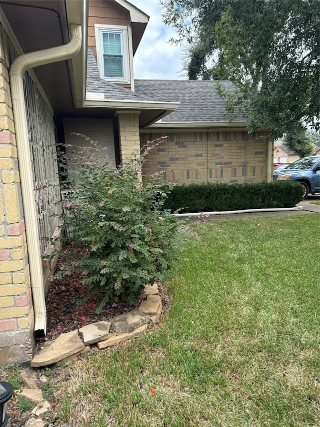 view of side of property featuring a lawn