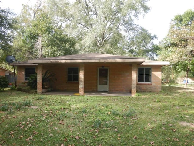 111 N Mcmillan Ave, Kirbyville, TX 75956 - rear view of house featuring a yard and a patio area