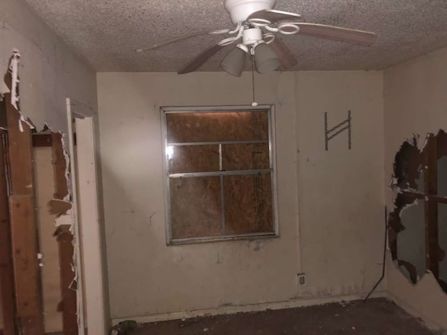 unfurnished room featuring a textured ceiling and ceiling fan