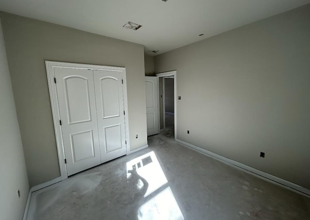 unfurnished bedroom featuring a closet