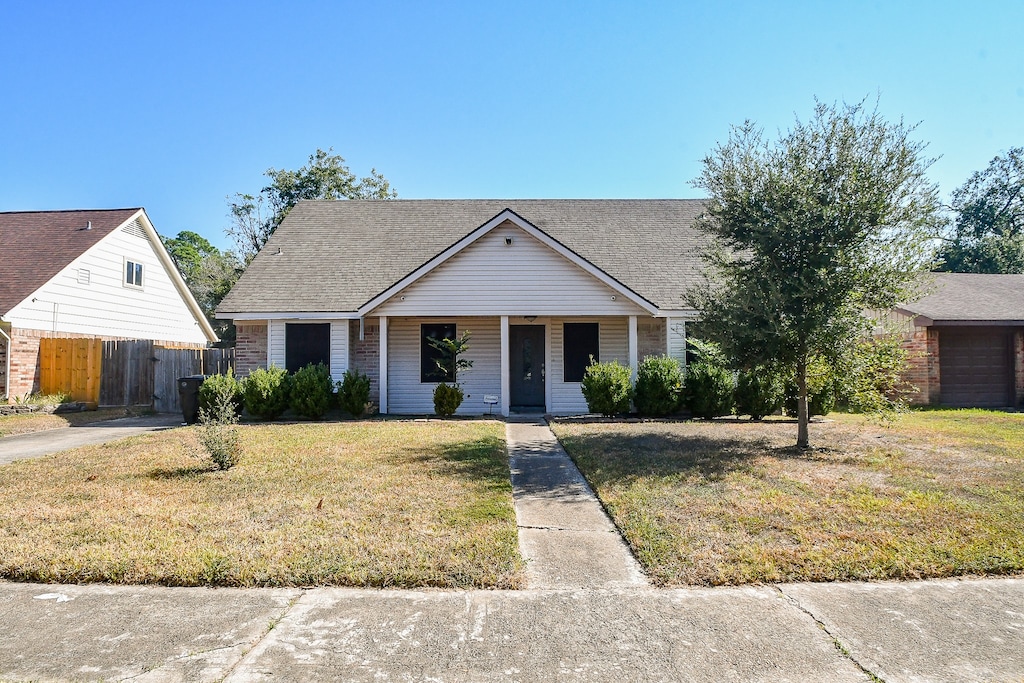 view of front of property featuring a front yard