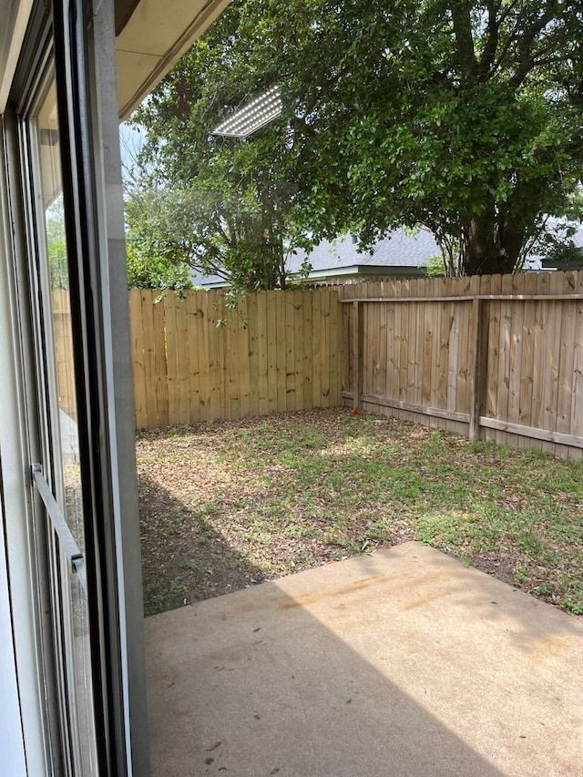 view of yard featuring a patio area