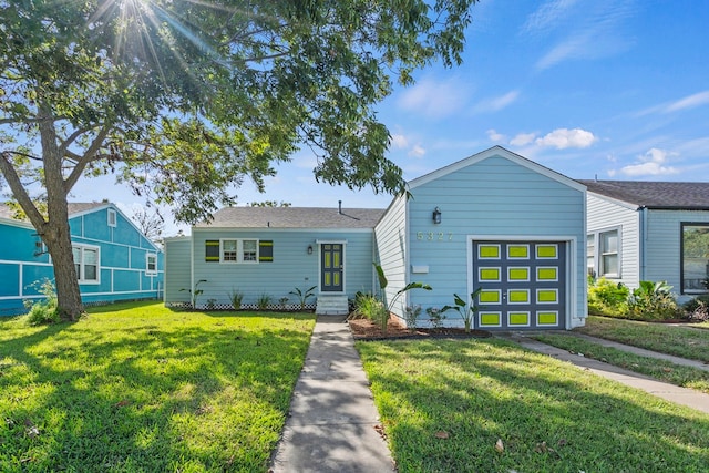 view of front of property featuring a front lawn and a garage