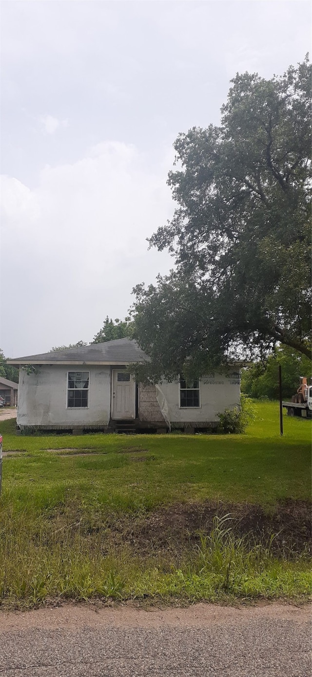 view of front of home with a front lawn