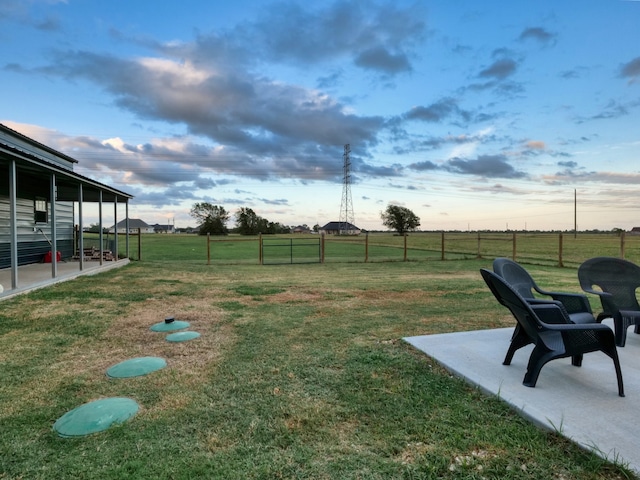 view of yard featuring a rural view