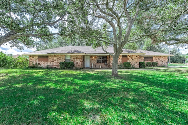 ranch-style home with a front yard