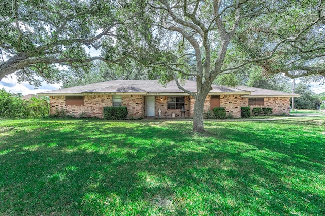 single story home featuring a front lawn