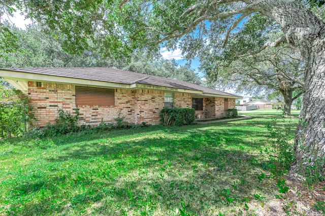 view of side of property featuring a lawn