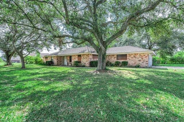 ranch-style home featuring a front lawn