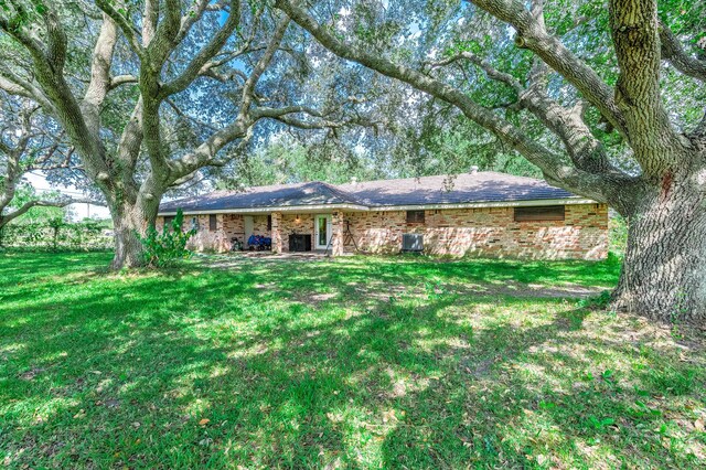 ranch-style home featuring a front lawn