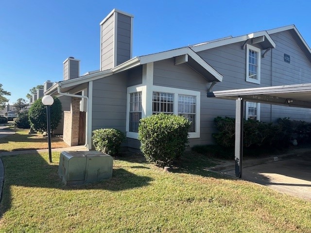 view of side of property featuring a lawn