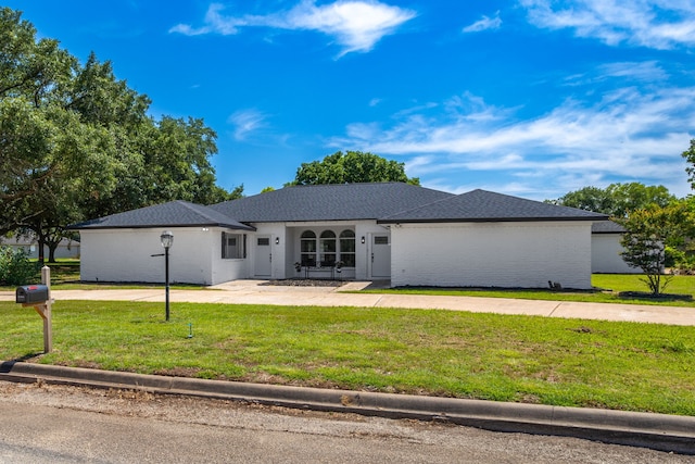 single story home with a front yard