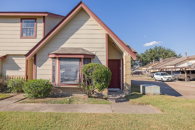 view of front of property with a front yard