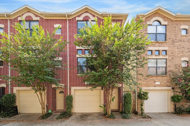 townhome / multi-family property featuring a garage