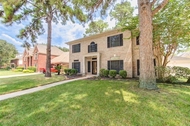 view of front of property featuring a front lawn