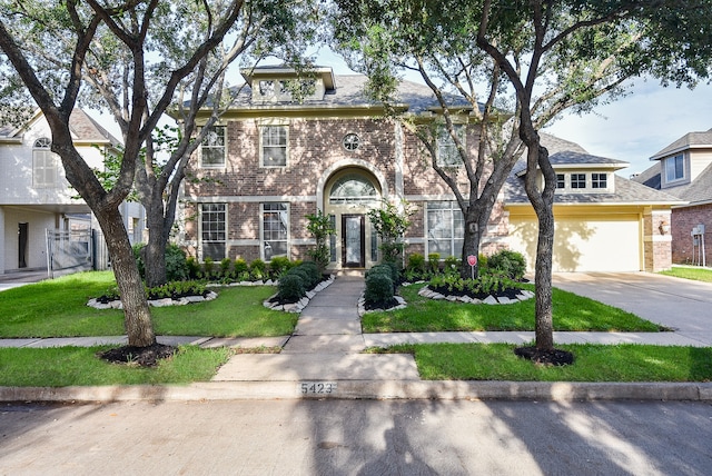 view of front of home featuring a front lawn and a garage